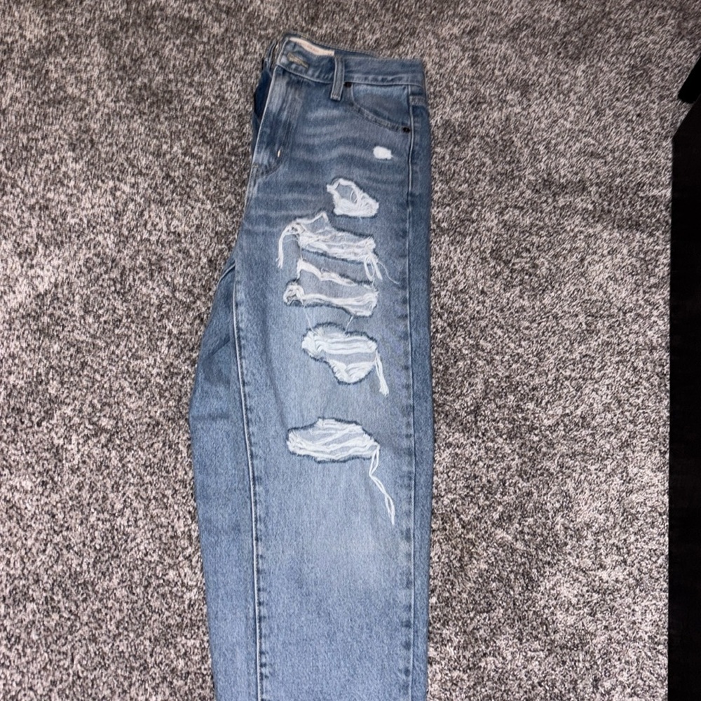 Levi Mom Jeans High Waisted 
Size:26 
Brand new without tags
Never worn